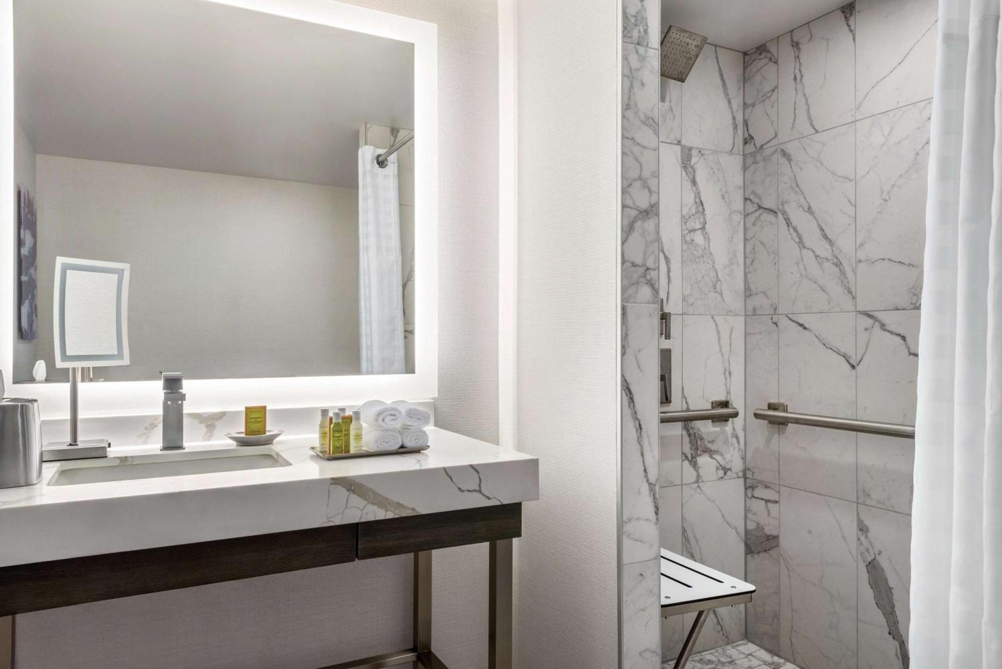 Hilton Grand Vacations Club Chicago Magnificent Mile Hotel Bagian luar foto